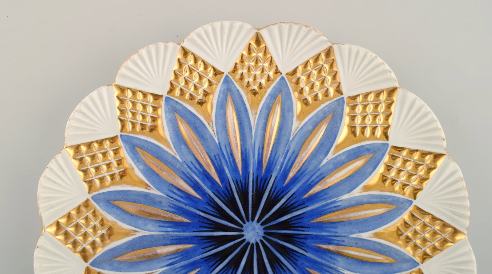 Two antique Meissen plates in hand-painted porcelain. Blue flowers and gold decoration. Early 20th - 4
