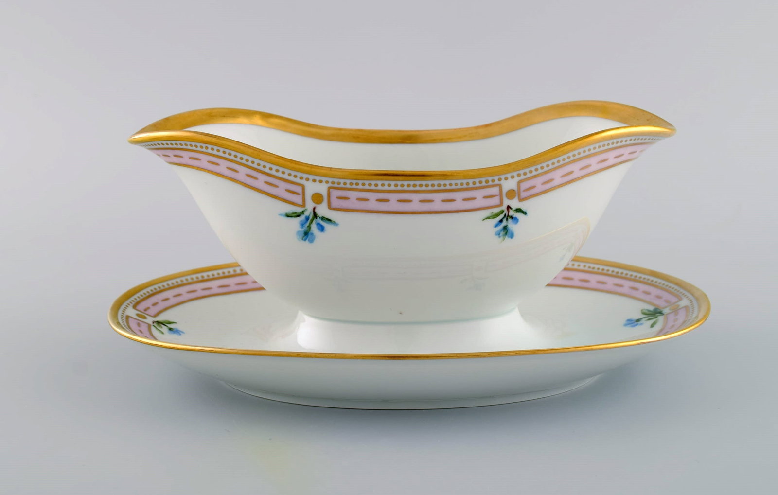 Bing & Grondahl porcelain sauce boat with hand-painted flowers and gold decoration. Flora Danica - 2