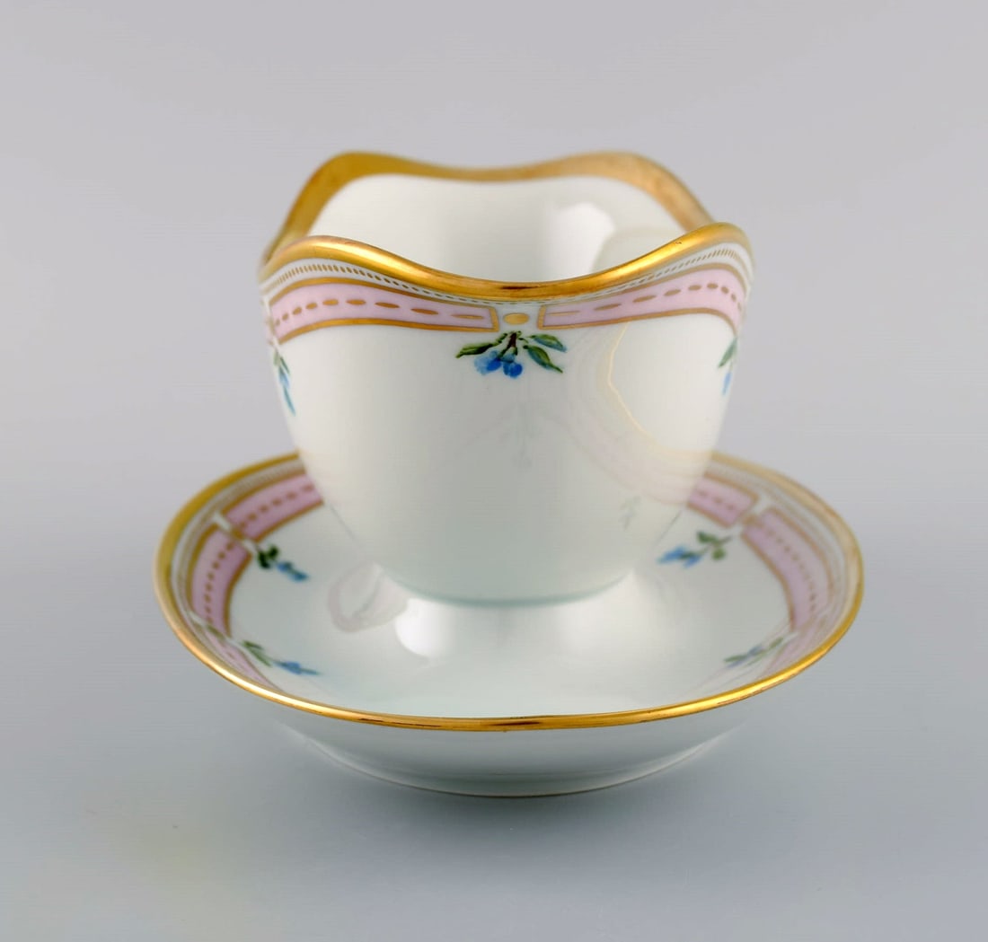 Bing & Grondahl porcelain sauce boat with hand-painted flowers and gold decoration. Flora Danica - 4