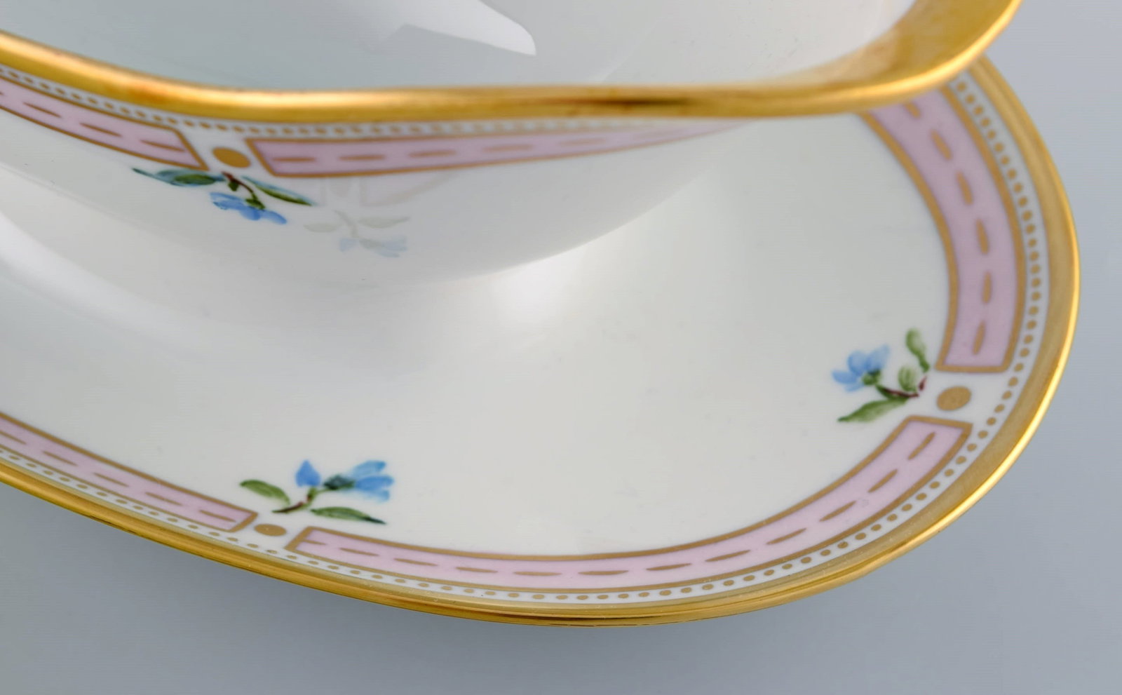 Bing & Grondahl porcelain sauce boat with hand-painted flowers and gold decoration. Flora Danica - 7