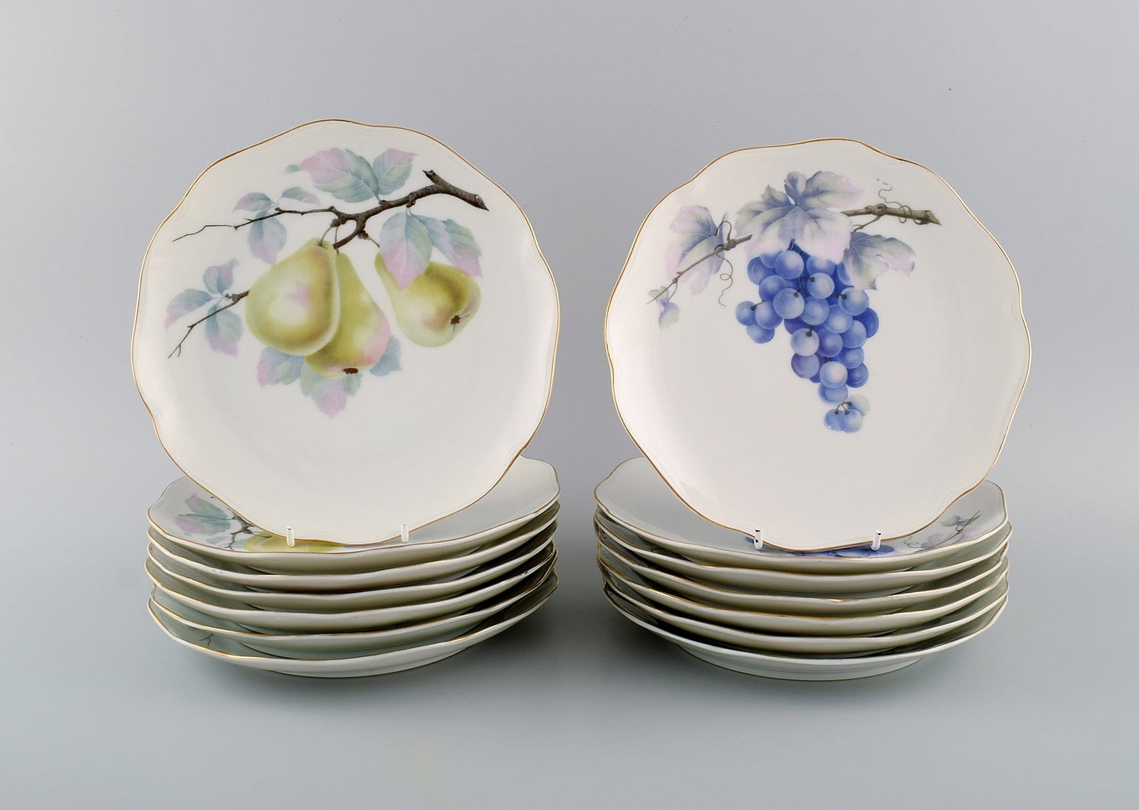 Kronach, Germany. 14 porcelain plates with hand-painted fruits. 1940s. - 2