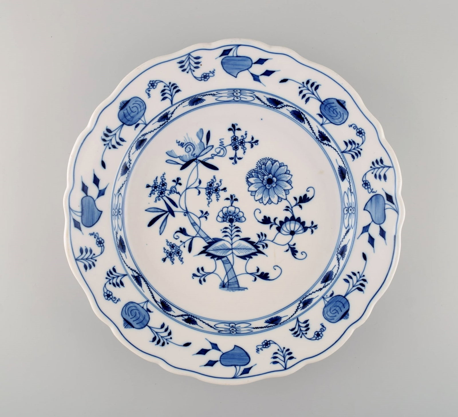 Stadt Meissen Blue Onion pattern. Large bowl. Mid-20th century.: Title: Stadt Meissen Blue Onion pattern. Large bowl. Mid-20th century. Description: Stadt Meissen Blue Onion pattern. Large bowl. Mid-20th century. Measures: 34.5 x 5.8 cm. In excellent condition. Hai