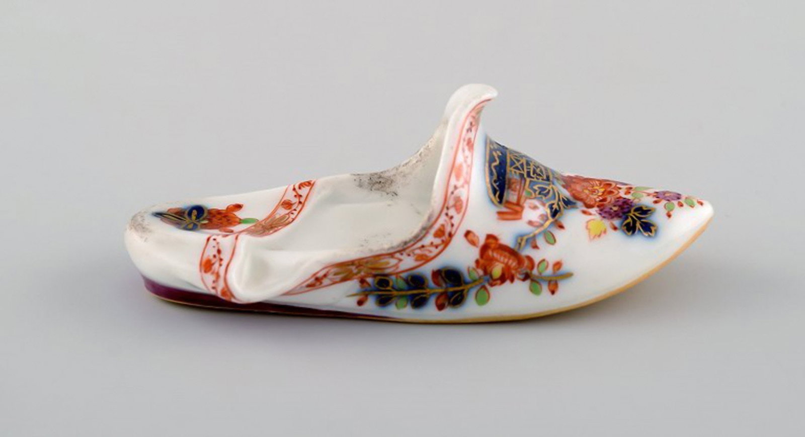 Antique Meissen slipper in hand-painted porcelain with floral motifs and gold edge. Early 19th (1 of 7)