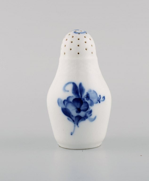Royal Copenhagen blue flower braided pepper shaker. Model number 8221.: Title: Royal Copenhagen blue flower braided pepper shaker. Model number 8221. Description: Royal Copenhagen blue flower braided pepper shaker. Model number 8221. Measures: 10 x 5.2 cm. Stamped. 1st