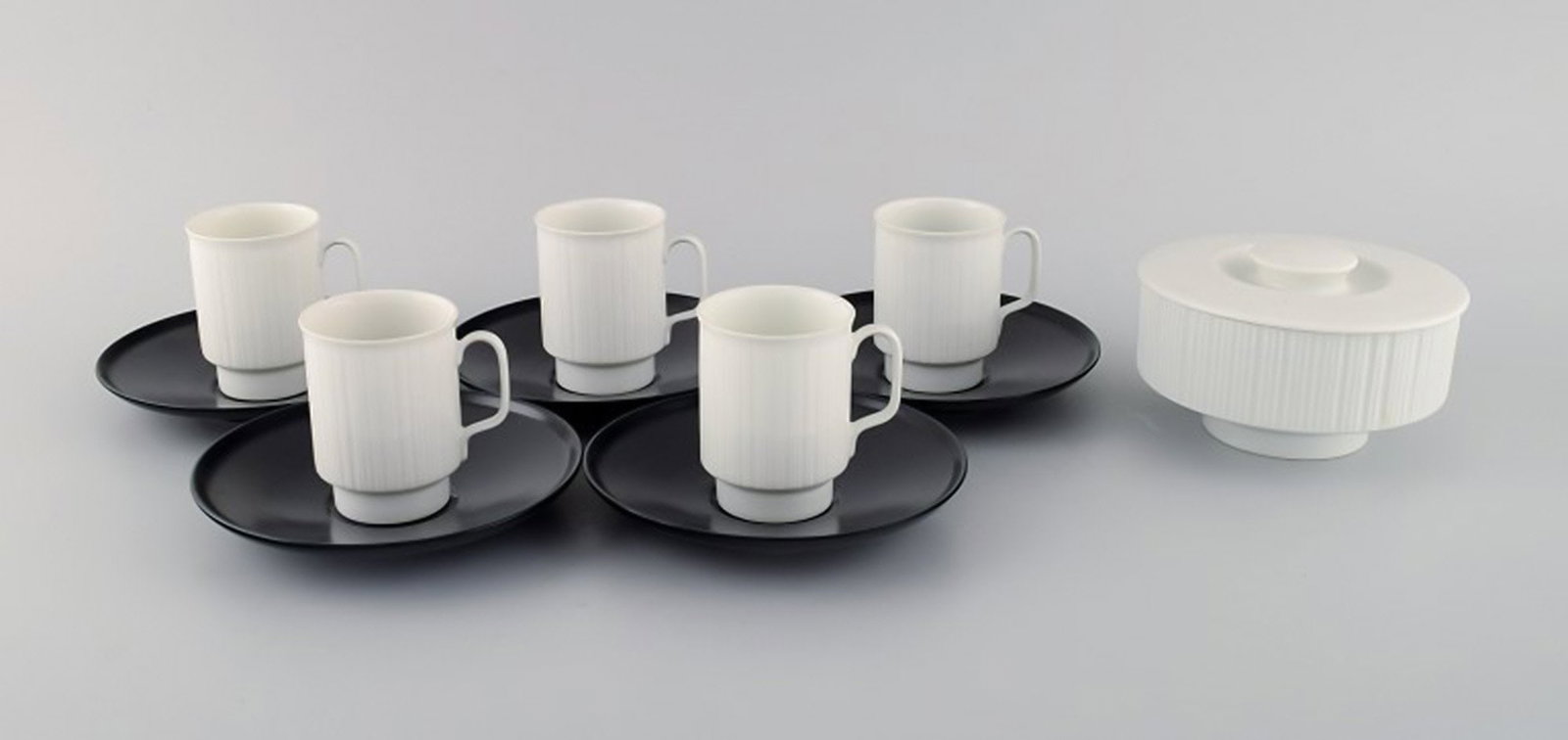 Tapio Wirkkala for Rosenthal. Five porcelain noire mocha cups with saucers and sugar bowl in black - 2