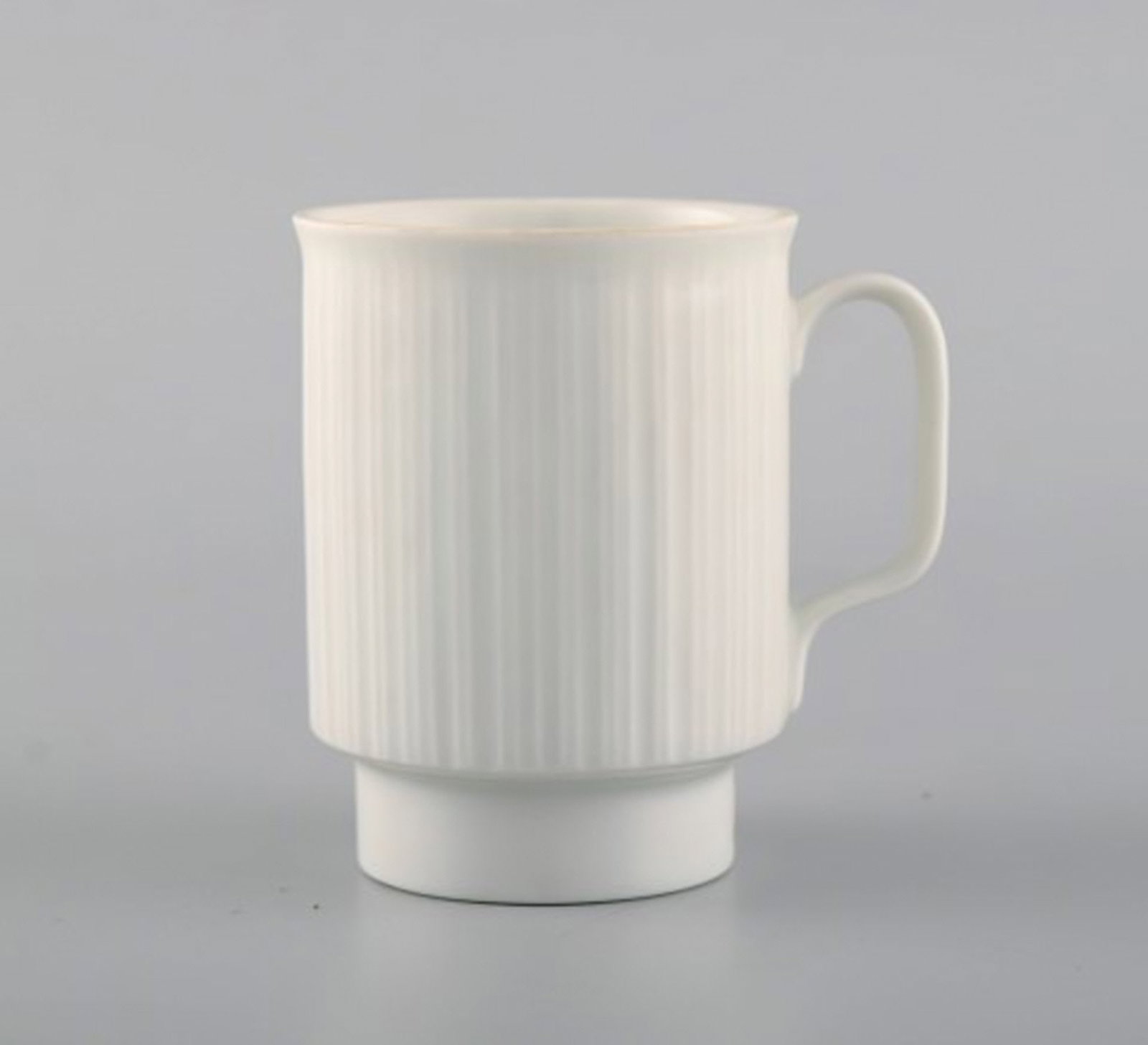 Tapio Wirkkala for Rosenthal. Five porcelain noire mocha cups with saucers and sugar bowl in black - 4