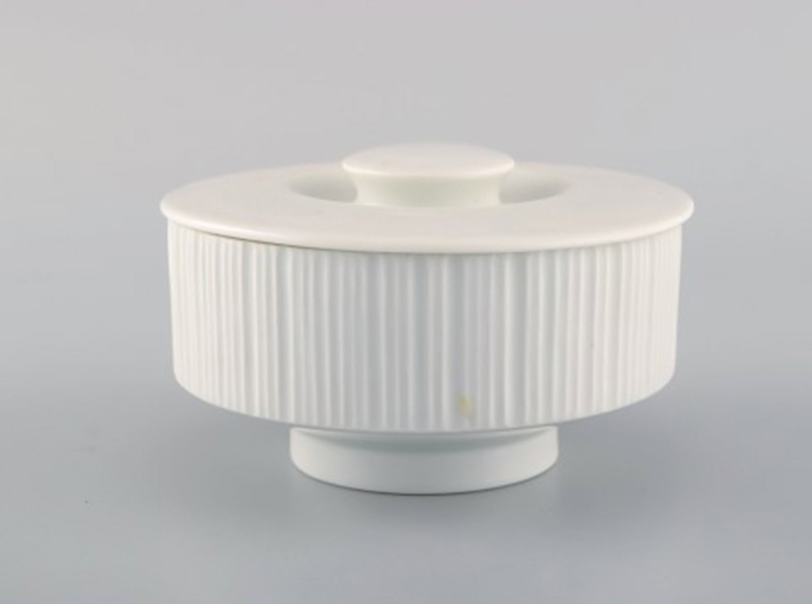 Tapio Wirkkala for Rosenthal. Five porcelain noire mocha cups with saucers and sugar bowl in black - 6