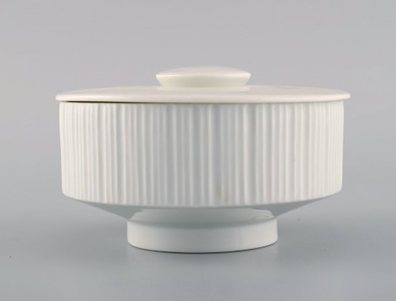 Tapio Wirkkala for Rosenthal. Five porcelain noire mocha cups with saucers and sugar bowl in black - 7