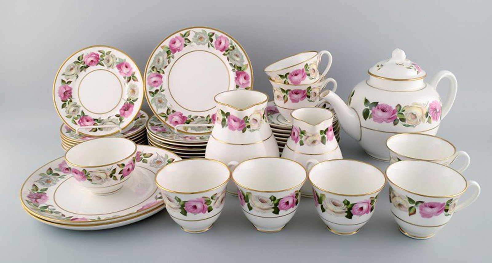 Royal Worcester, England. Complete tea service for seven people in porcelain with floral motifs. - 2