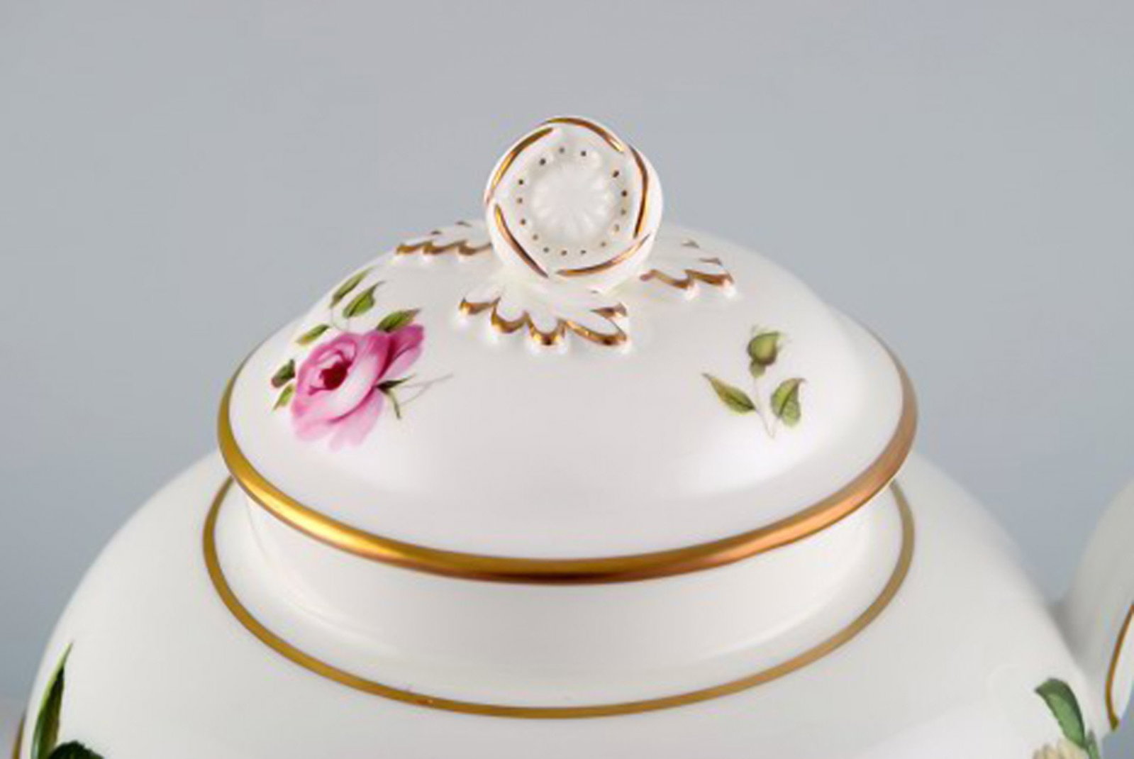 Royal Worcester, England. Complete tea service for seven people in porcelain with floral motifs. - 8