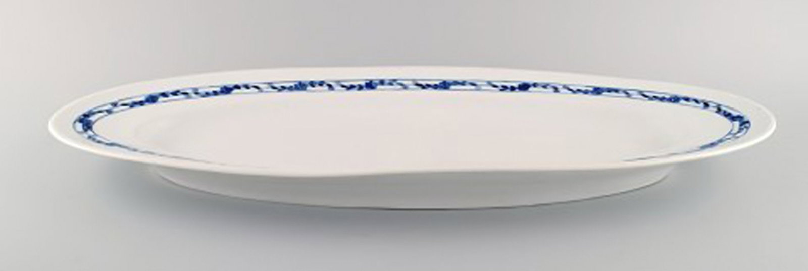 Early and large Royal Copenhagen Rosebud / Blue Rose fish dish in hand-painted porcelain. # - 3