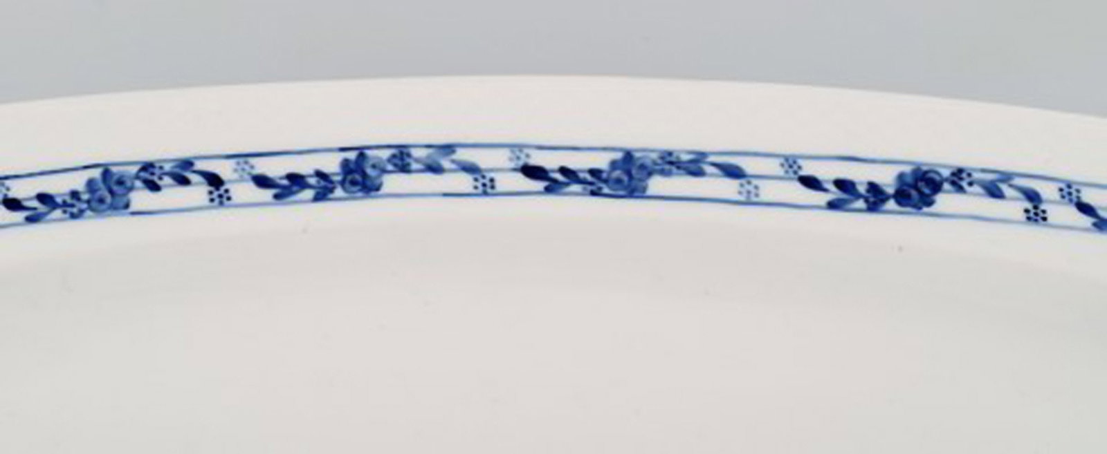 Early and large Royal Copenhagen Rosebud / Blue Rose fish dish in hand-painted porcelain. # - 4