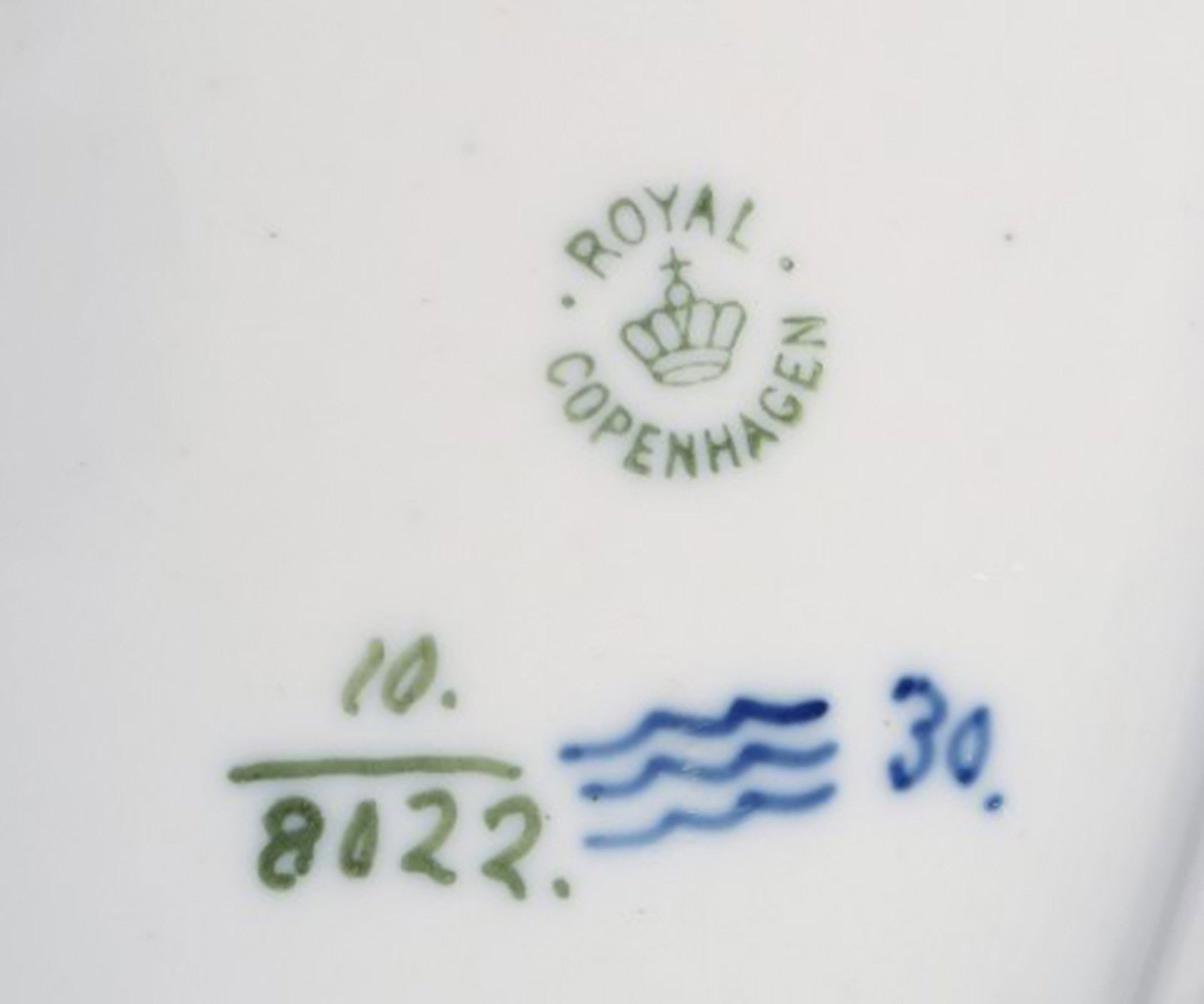 Early and large Royal Copenhagen Rosebud / Blue Rose fish dish in hand-painted porcelain. # - 5