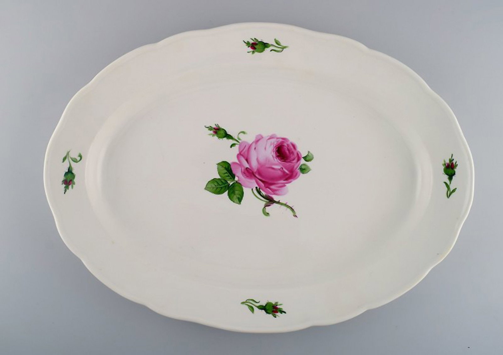 Colossal antique Meissen serving dish in hand-painted porcelain with pink roses. Early 20th century. - 2
