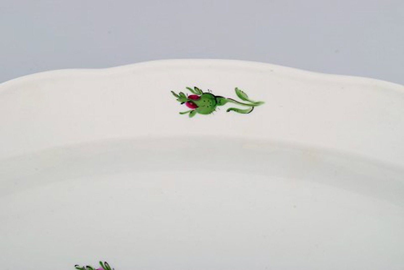 Colossal antique Meissen serving dish in hand-painted porcelain with pink roses. Early 20th century. - 4