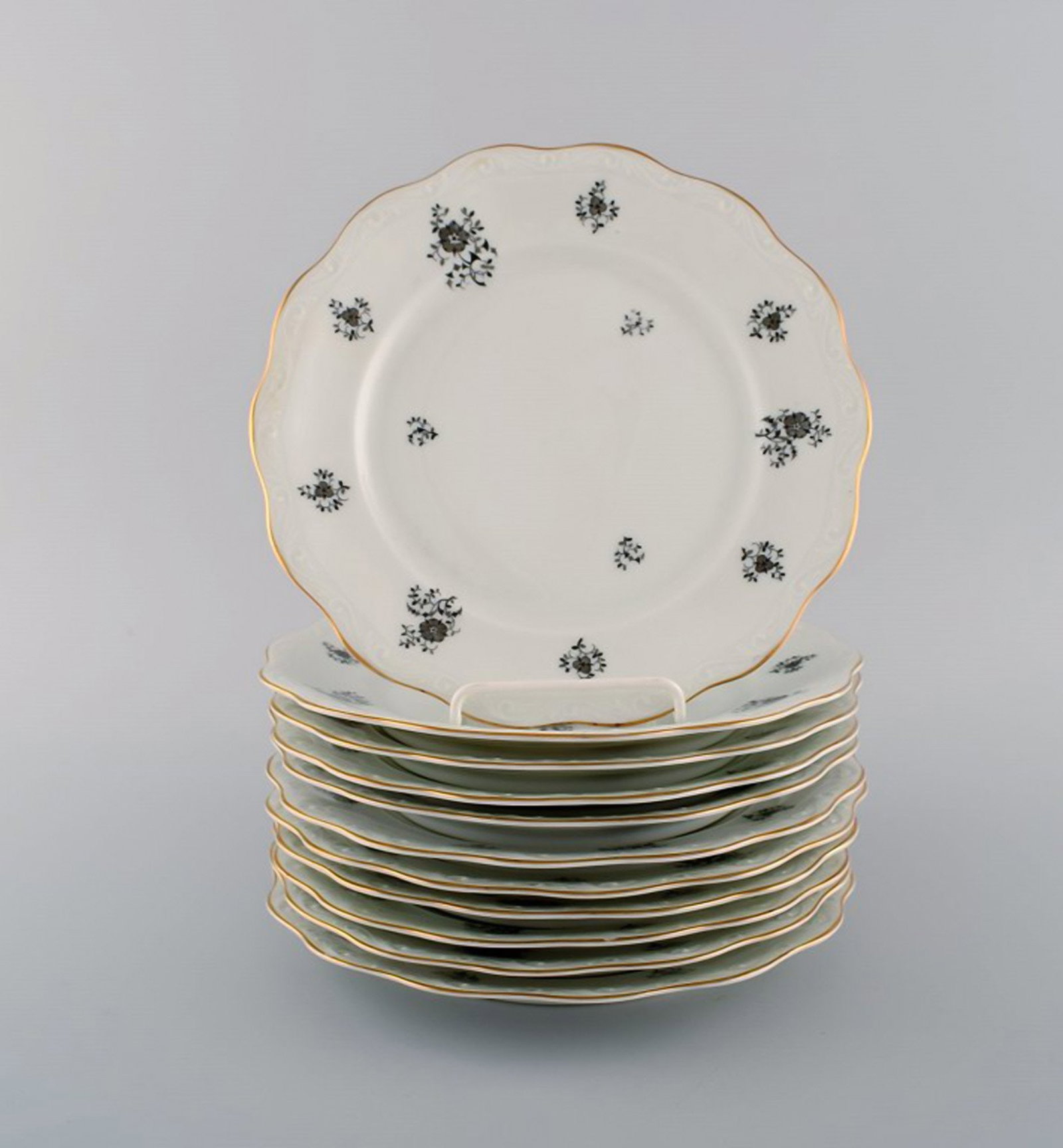 KPM, Berlin. 11 Rubens lunch plates in porcelain with floral motifs, gold edge and scrolls in - 2