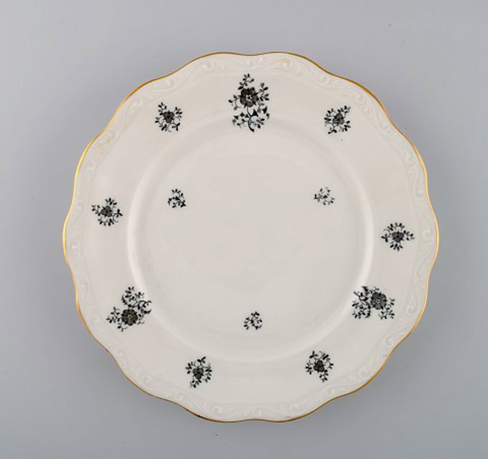 KPM, Berlin. 11 Rubens lunch plates in porcelain with floral motifs, gold edge and scrolls in - 3