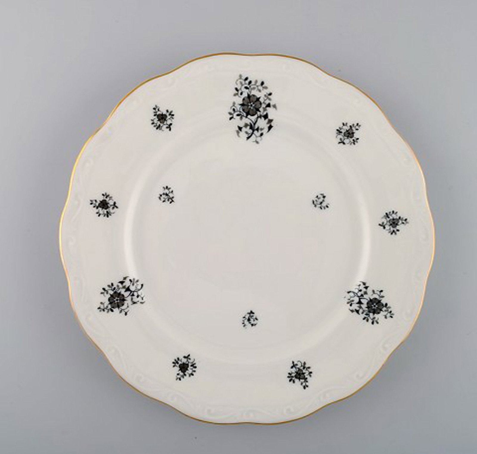 KPM, Berlin. 12 Rubens dinner porcelain plates with floral motifs, gold edge and scrolls in relief. - 3