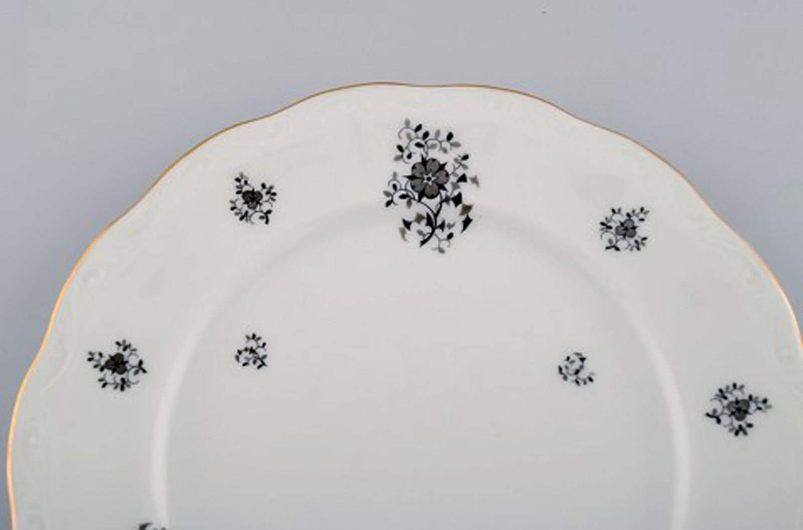 KPM, Berlin. 12 Rubens dinner porcelain plates with floral motifs, gold edge and scrolls in relief. - 4