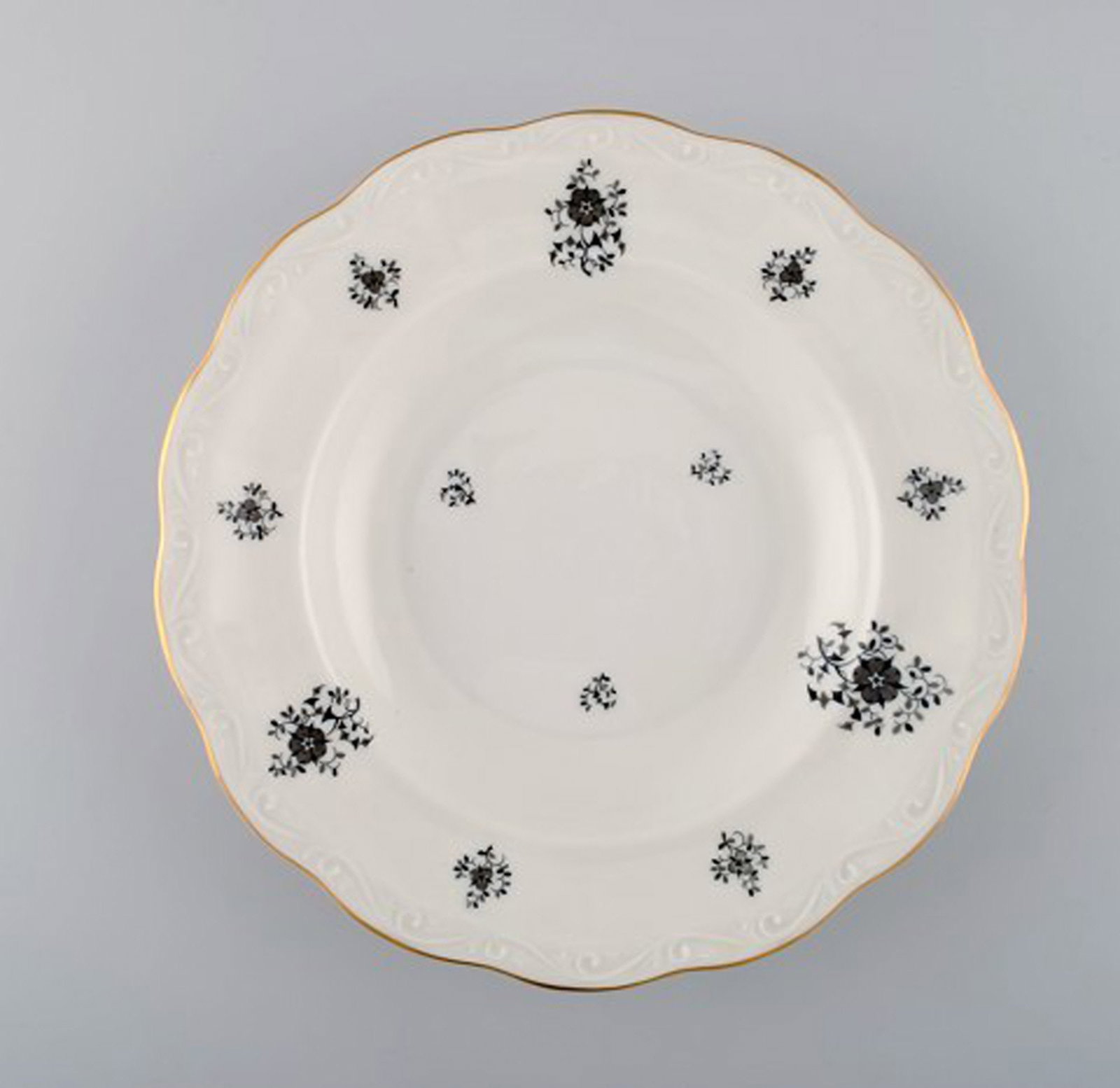 KPM, Berlin. 11 Rubens deep plates in porcelain with floral motifs, gold edge and scrolls in relief. - 3
