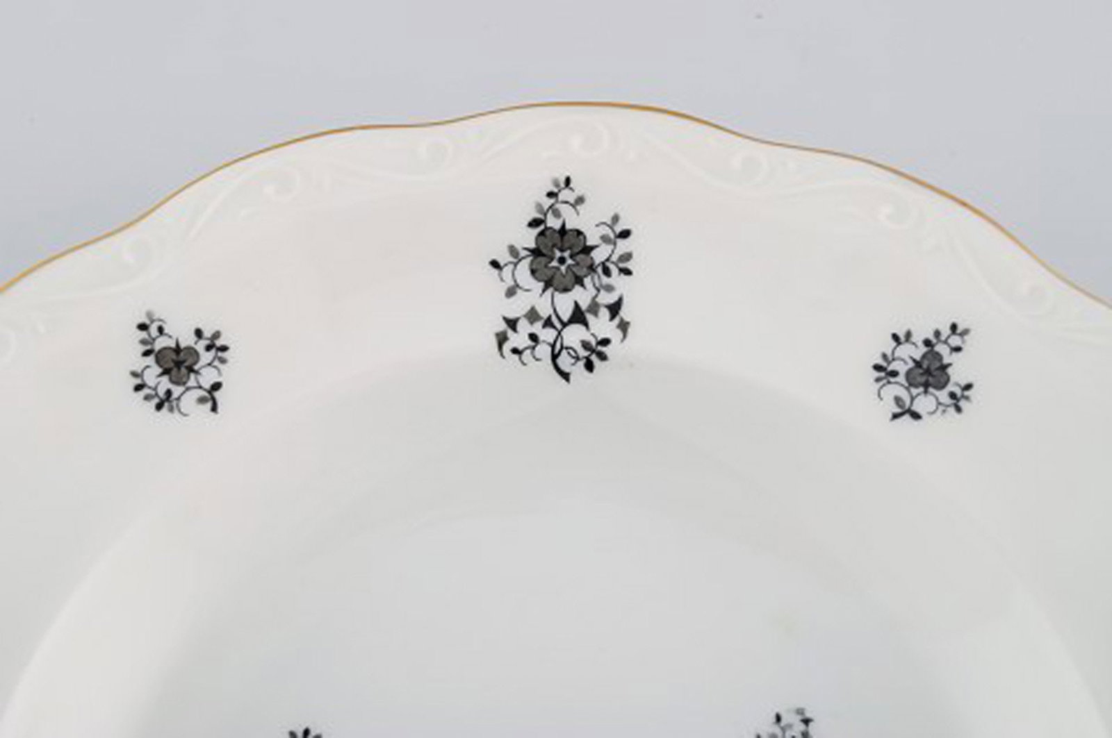 KPM, Berlin. 11 Rubens deep plates in porcelain with floral motifs, gold edge and scrolls in relief. - 4