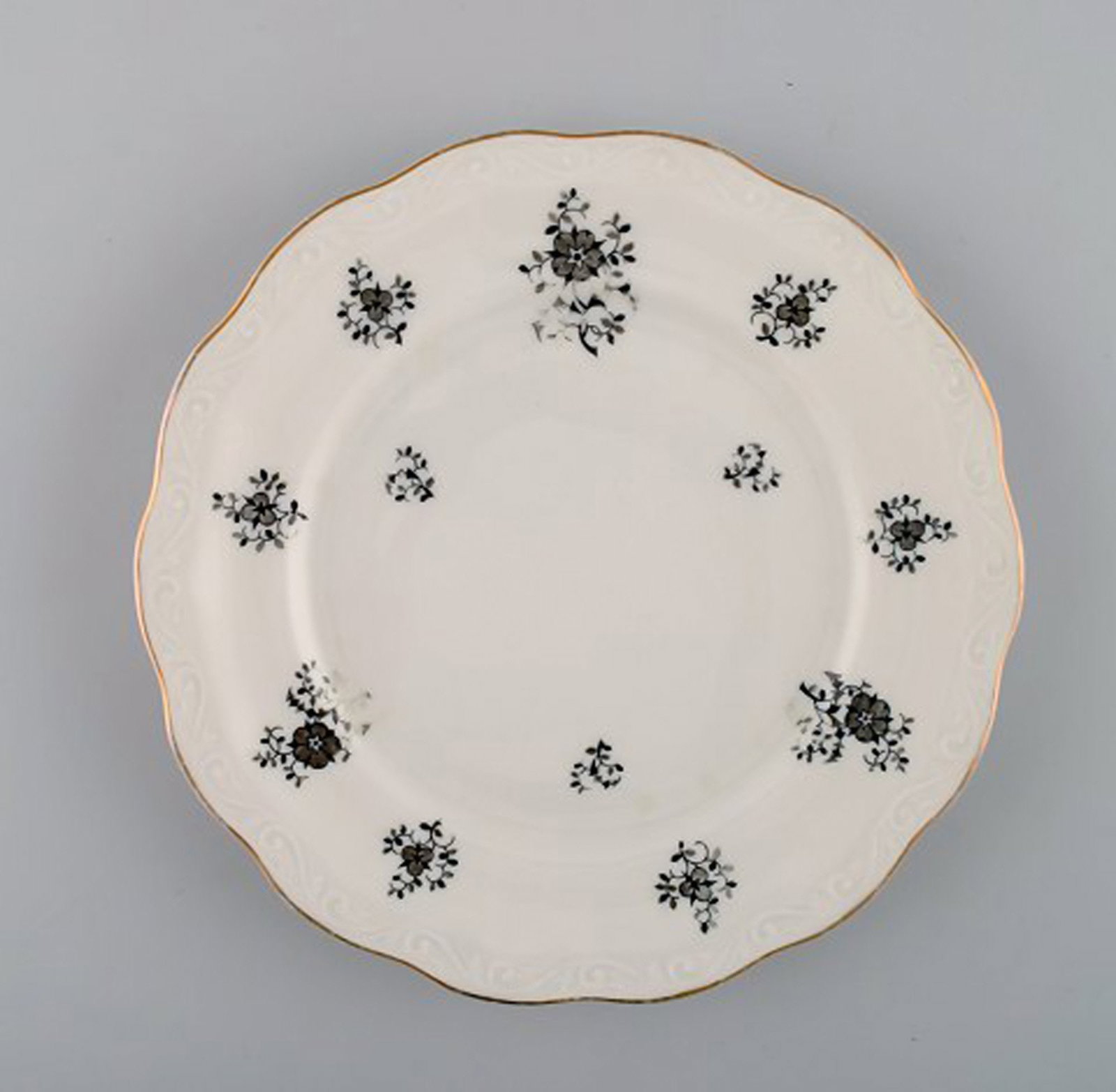 KPM, Berlin. Eight Rubens plates in porcelain with floral motifs, gold edge and scrolls in relief. - 3