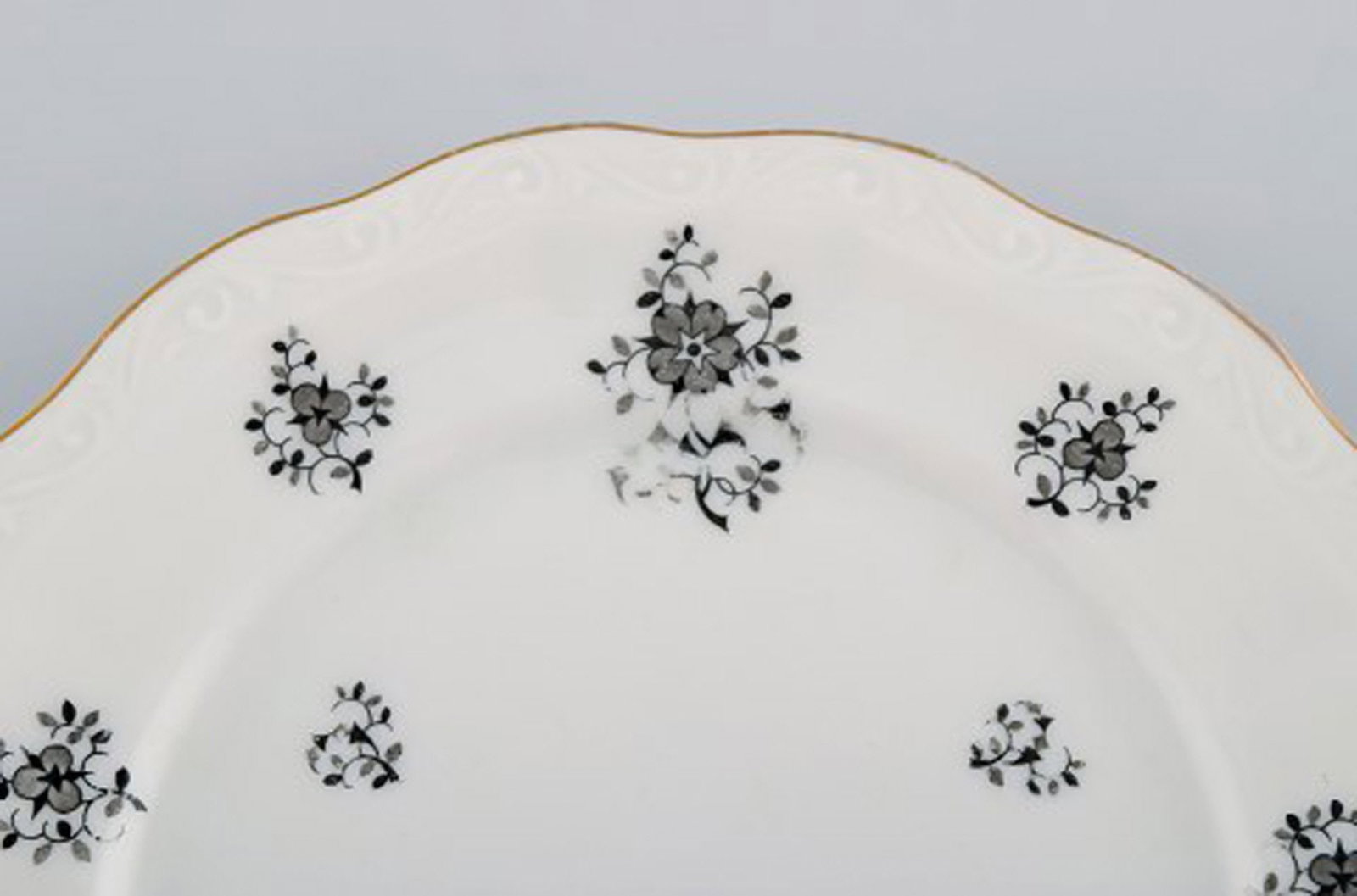 KPM, Berlin. Eight Rubens plates in porcelain with floral motifs, gold edge and scrolls in relief. - 4