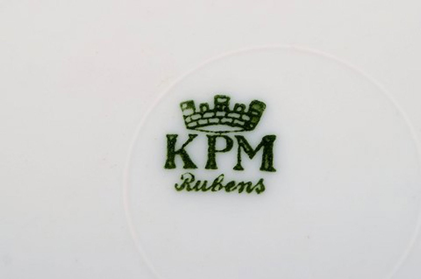 KPM, Berlin. Eight Rubens plates in porcelain with floral motifs, gold edge and scrolls in relief. - 5
