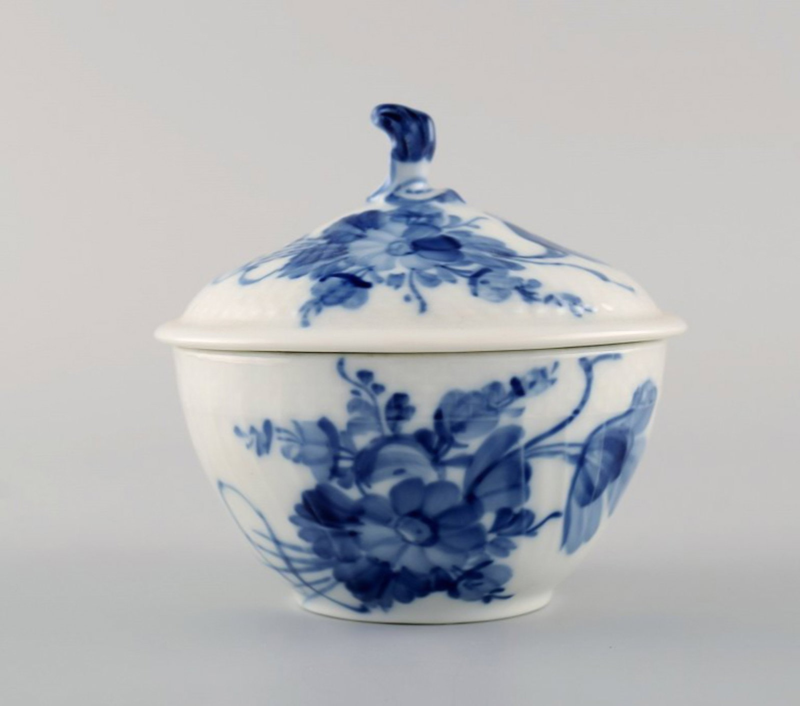 Blue flower curved lidded sugar bowl from Royal Copenhagen. - 2