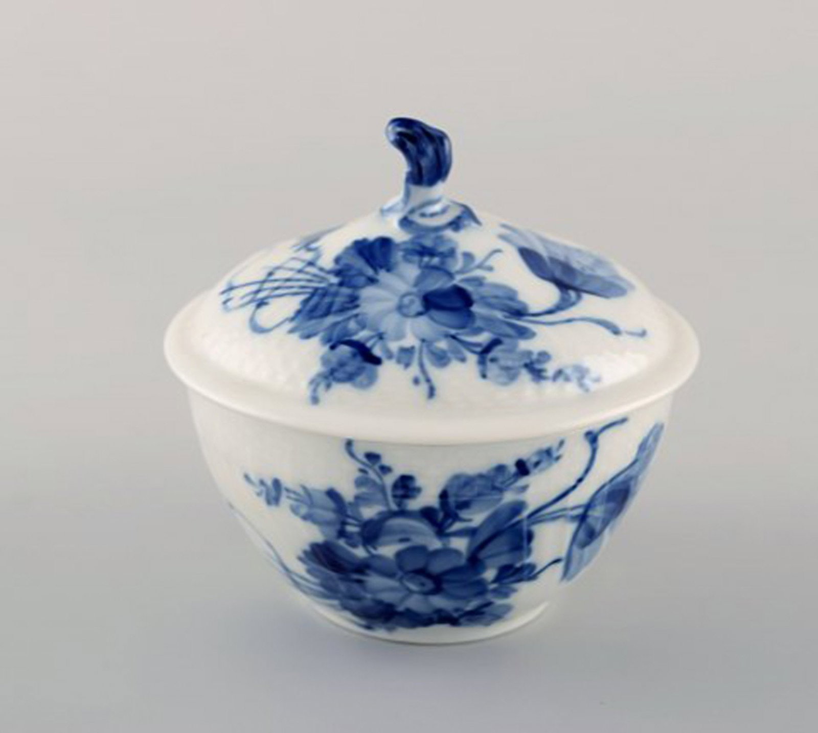 Blue flower curved lidded sugar bowl from Royal Copenhagen. - 3
