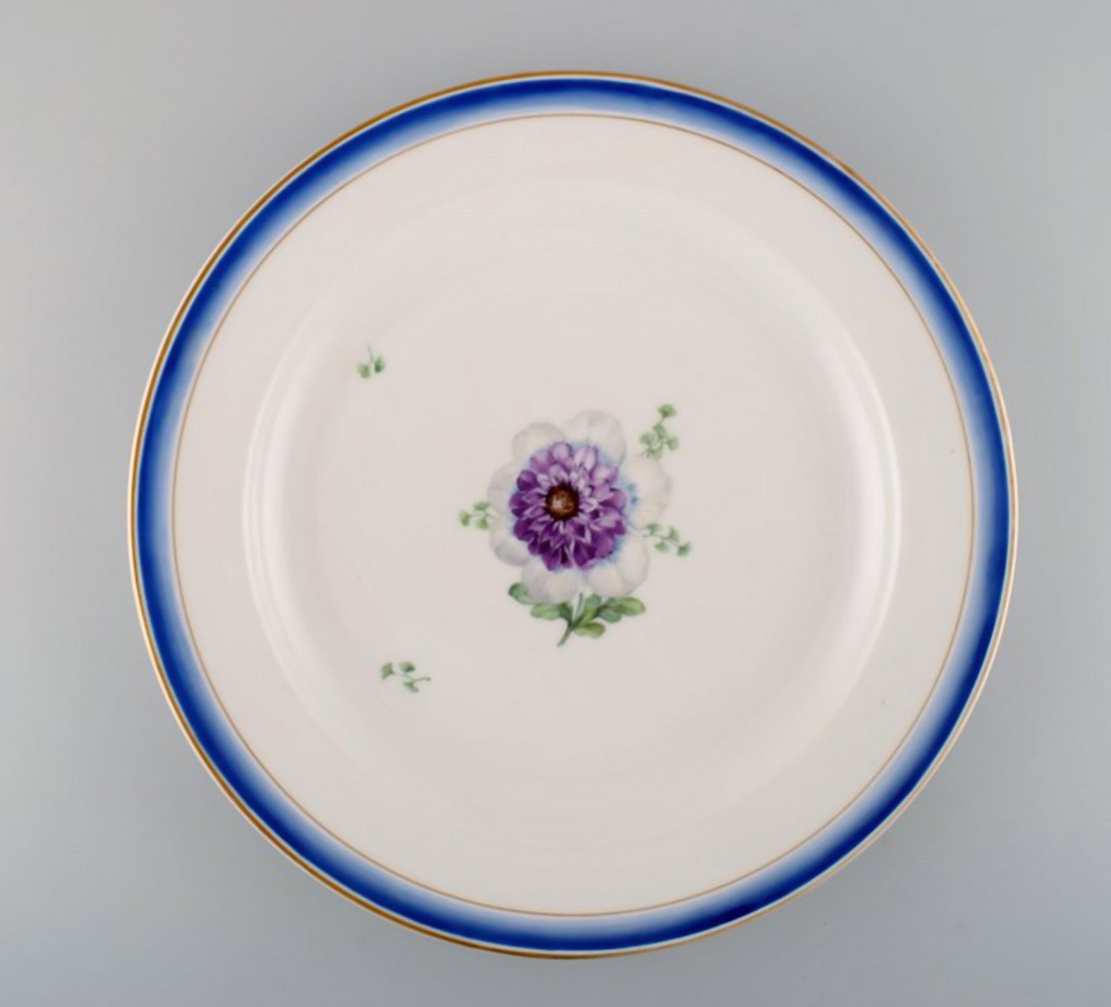 Large round antique Royal Copenhagen dish in hand-painted porcelain with flowers and blue edge with - 2