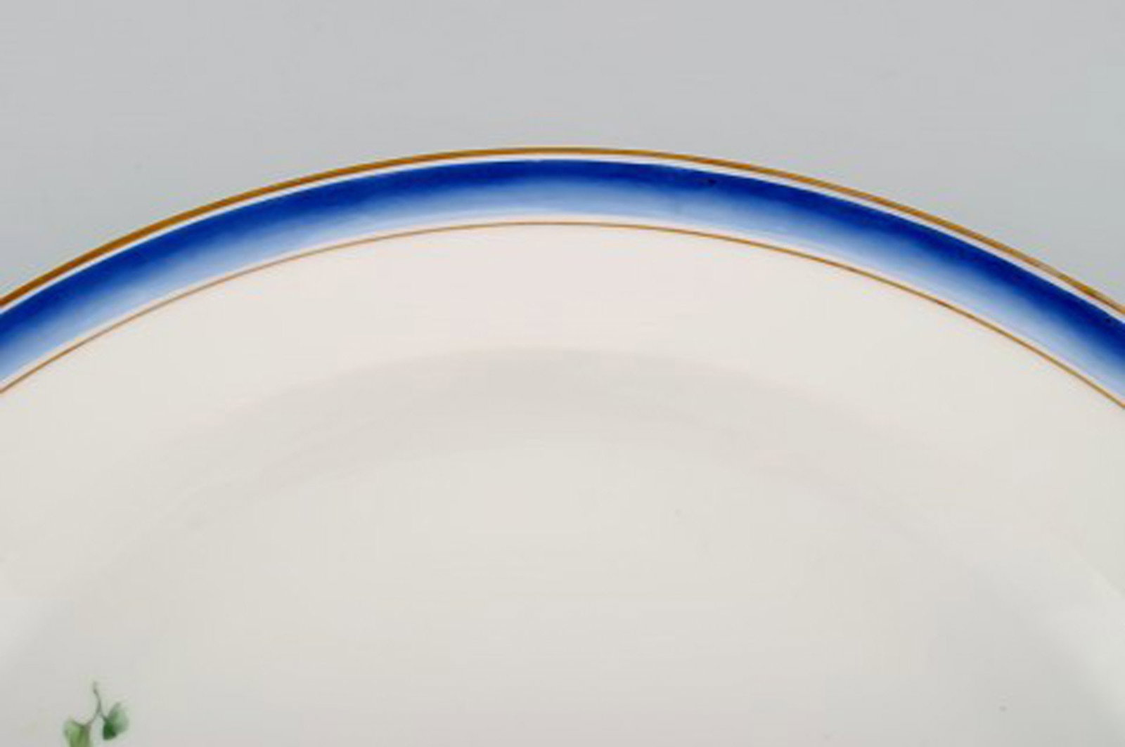 Large round antique Royal Copenhagen dish in hand-painted porcelain with flowers and blue edge with - 4