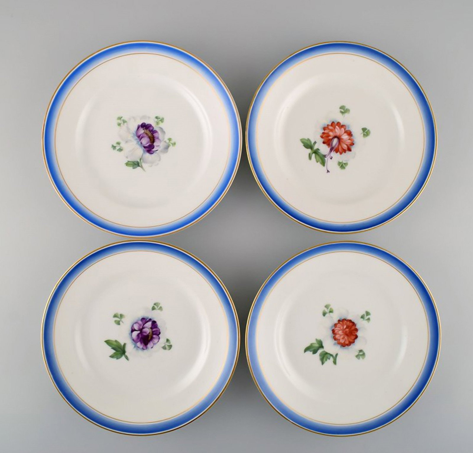 Four antique Royal Copenhagen plates in hand-painted porcelain with flowers and blue border with - 2