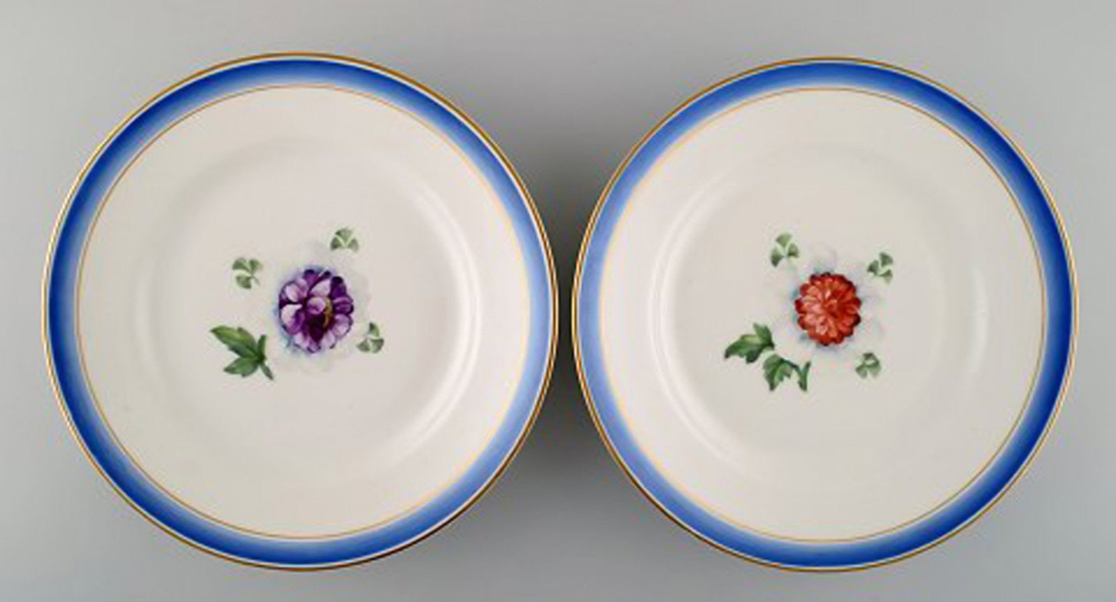 Four antique Royal Copenhagen plates in hand-painted porcelain with flowers and blue border with - 3