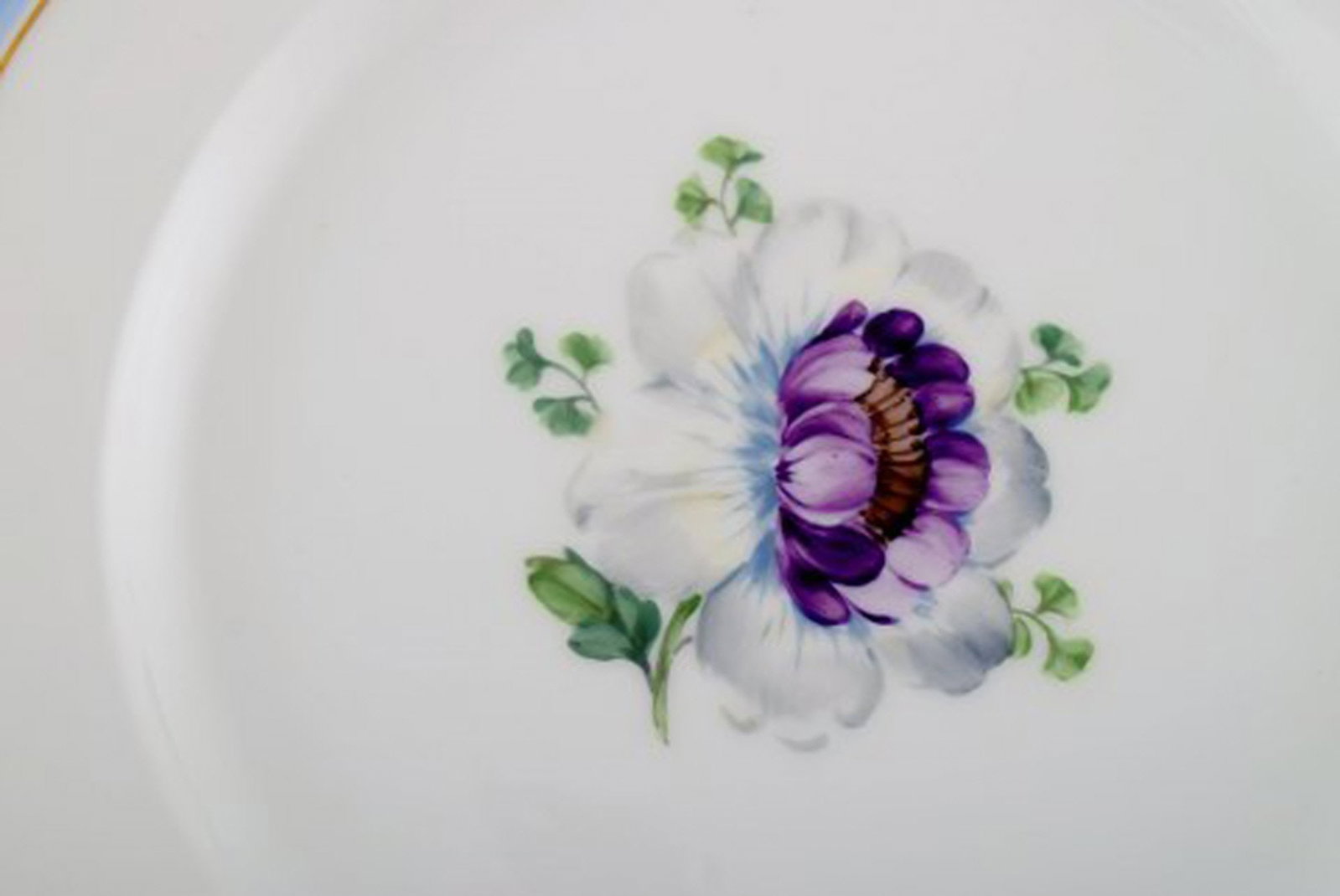 Four antique Royal Copenhagen plates in hand-painted porcelain with flowers and blue border with - 5