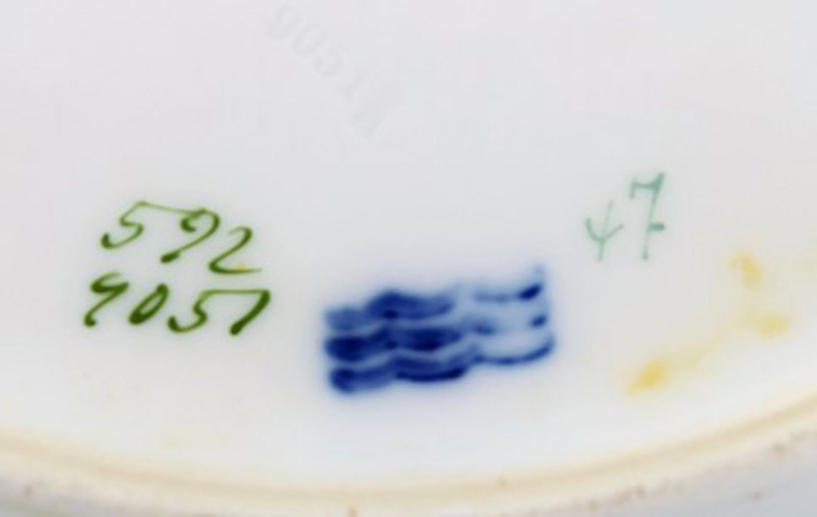Six antique Royal Copenhagen plates in hand-painted porcelain with flowers and blue border with - 7
