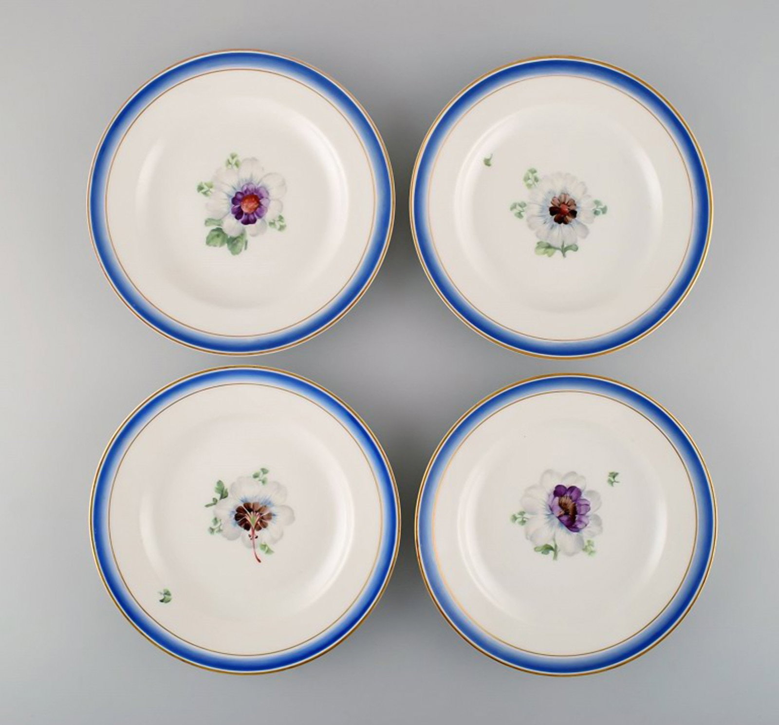Four antique Royal Copenhagen plates in hand-painted porcelain with flowers and blue border with - 2