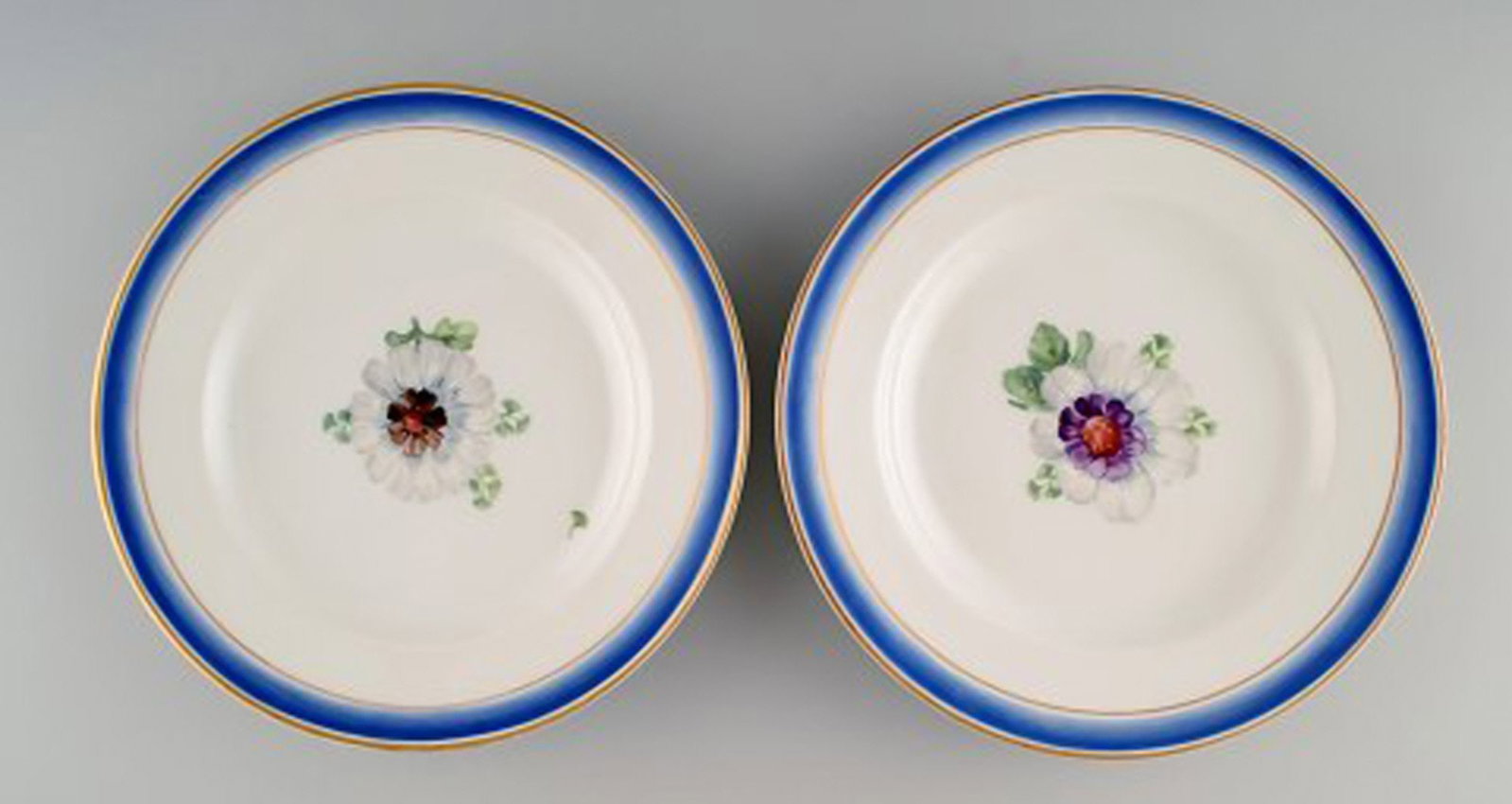 Four antique Royal Copenhagen plates in hand-painted porcelain with flowers and blue border with - 4