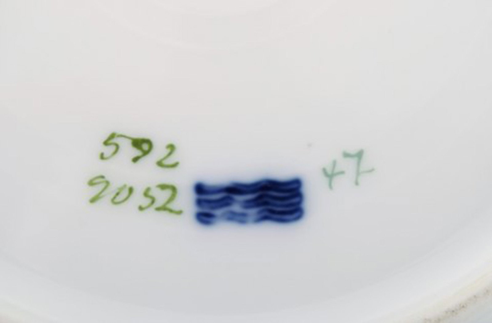 Four antique Royal Copenhagen plates in hand-painted porcelain with flowers and blue border with - 6