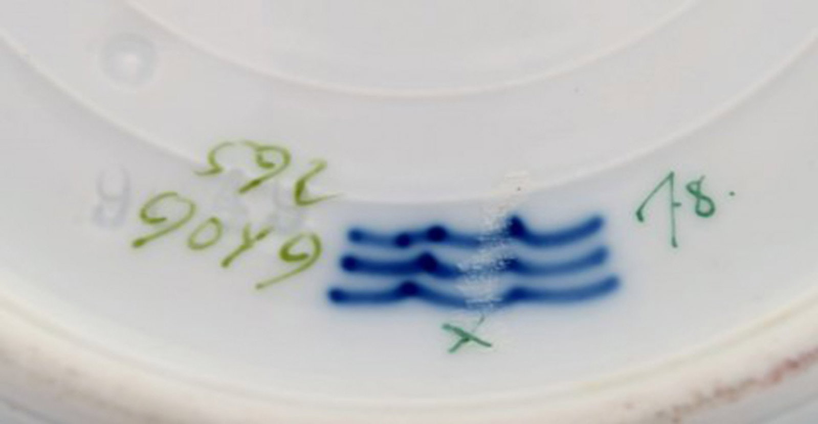 Four antique Royal Copenhagen deep plates in hand-painted porcelain with flowers and blue edge with - 7
