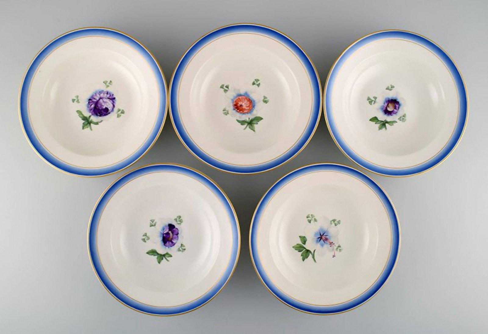 Five antique Royal Copenhagen deep plates in hand-painted porcelain with flowers and blue border - 2