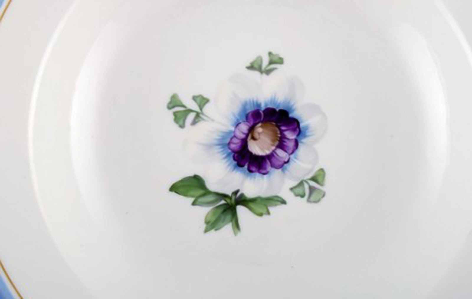 Five antique Royal Copenhagen deep plates in hand-painted porcelain with flowers and blue border - 6