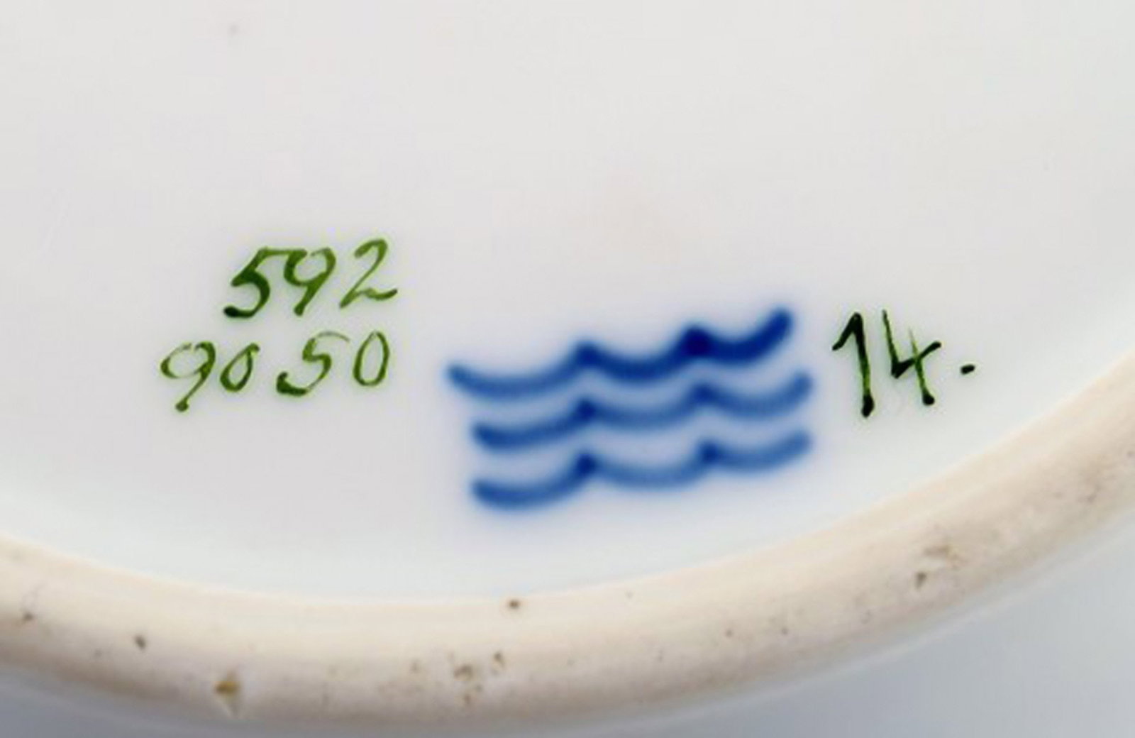Four antique Royal Copenhagen deep plates in hand-painted porcelain with flowers and blue edge with - 7
