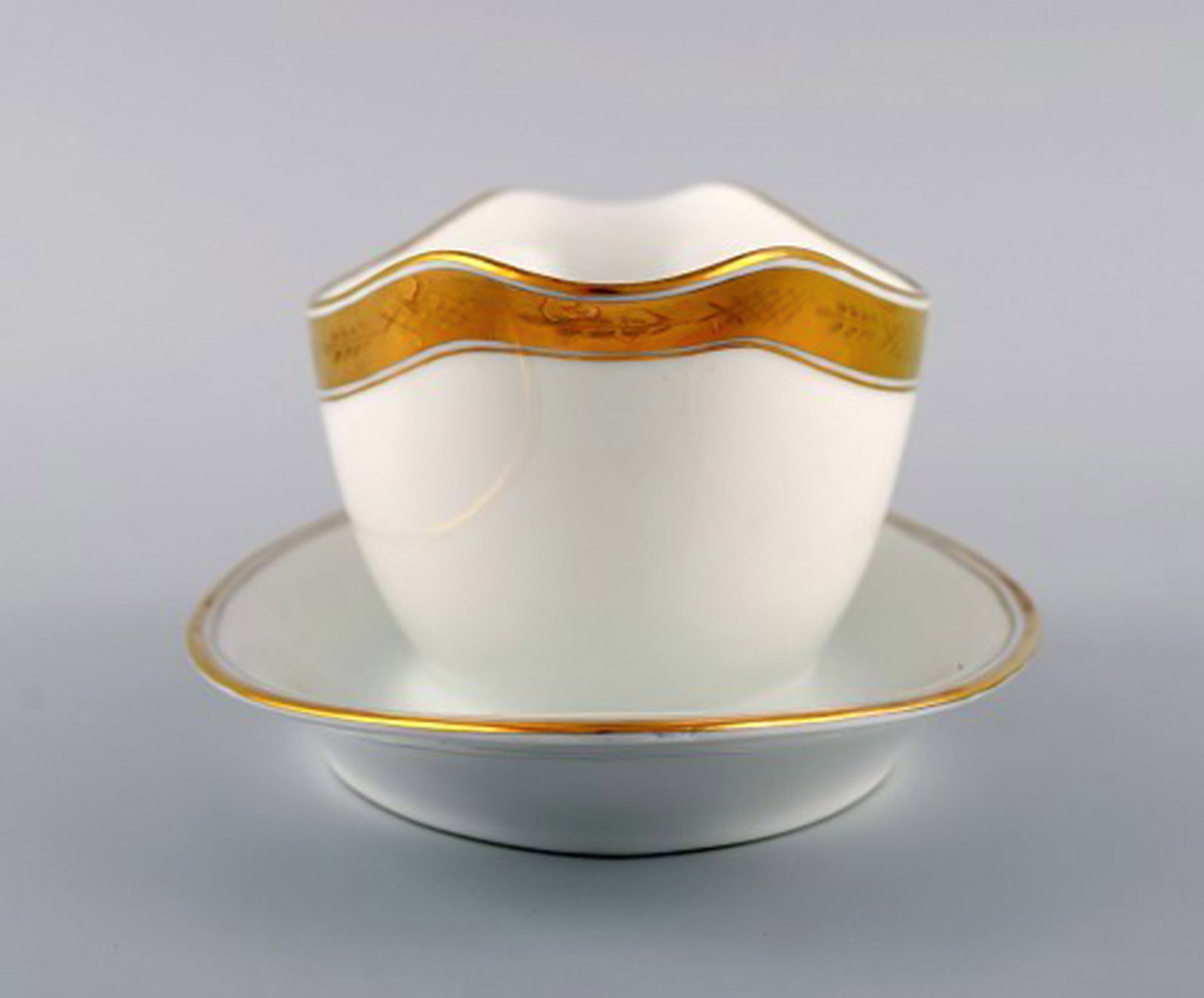 Royal Copenhagen Dagmar, White. Porcelain sauce boat with gold edge. Model number 607/9344. - 3