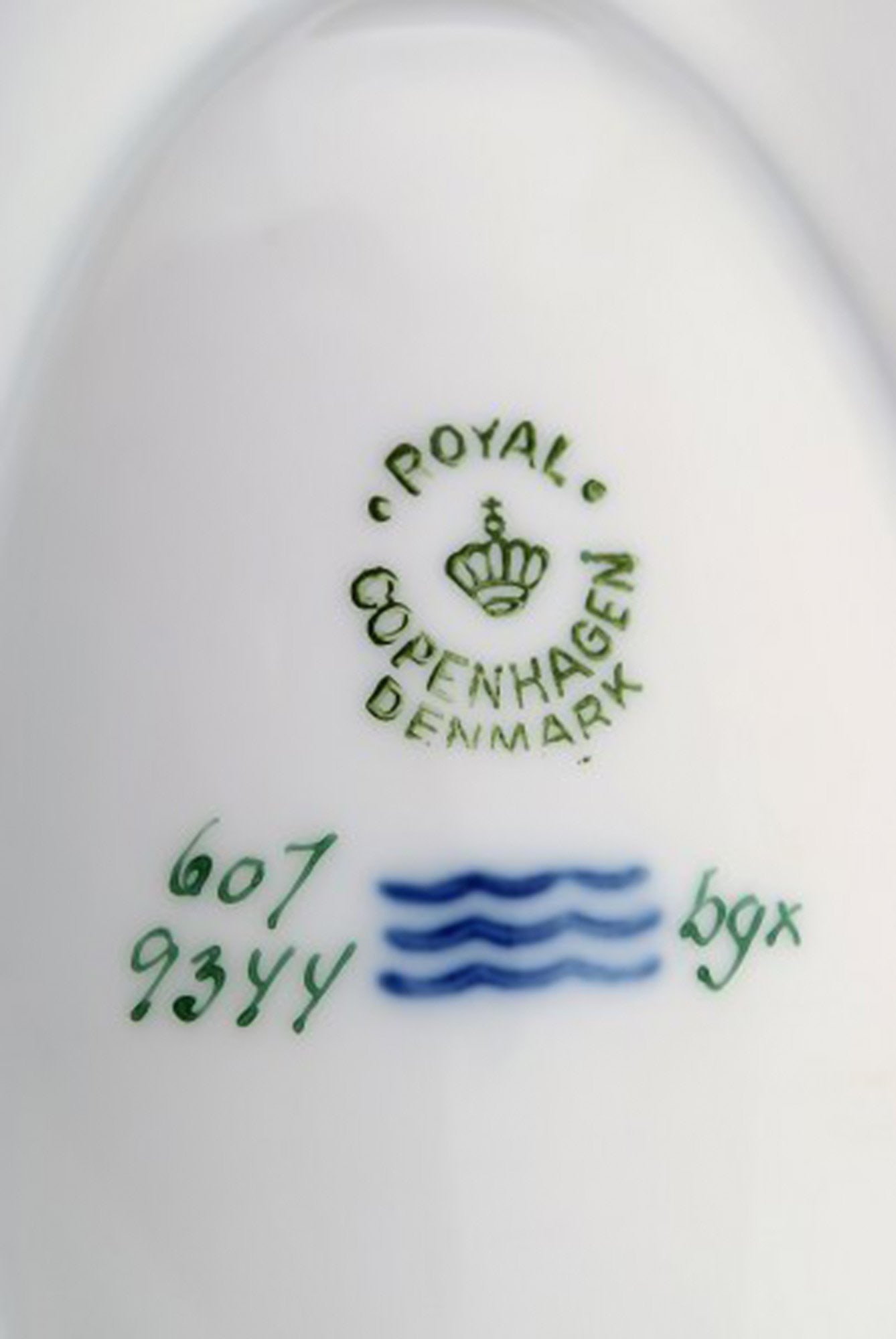Royal Copenhagen Dagmar, White. Porcelain sauce boat with gold edge. Model number 607/9344. - 5
