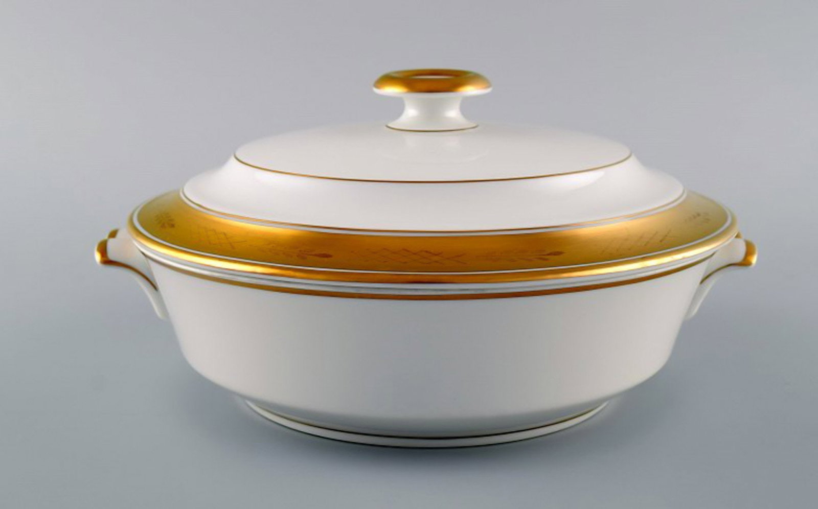 Royal Copenhagen Dagmar, White. Porcelain lidded tureen with gold edge. Model number 607/9575. - 2