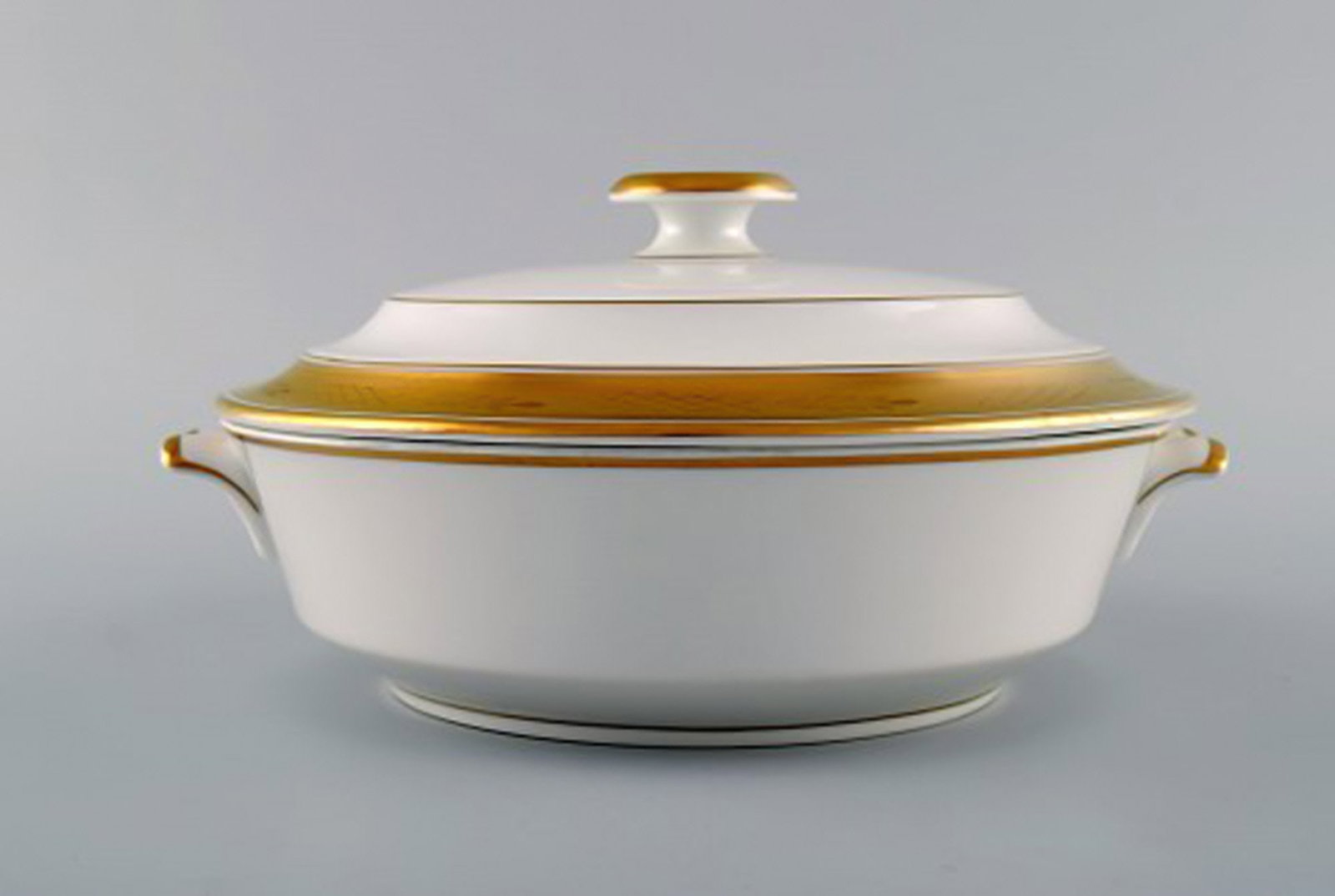 Royal Copenhagen Dagmar, White. Porcelain lidded tureen with gold edge. Model number 607/9575. - 3