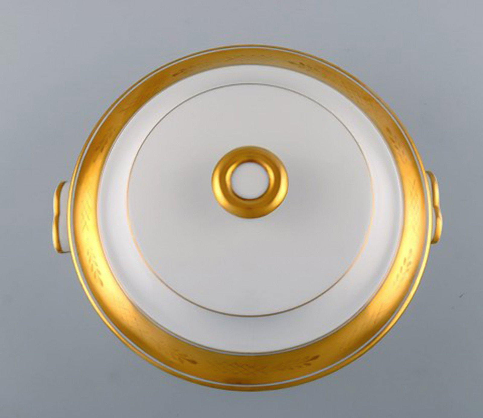 Royal Copenhagen Dagmar, White. Porcelain lidded tureen with gold edge. Model number 607/9575. - 4