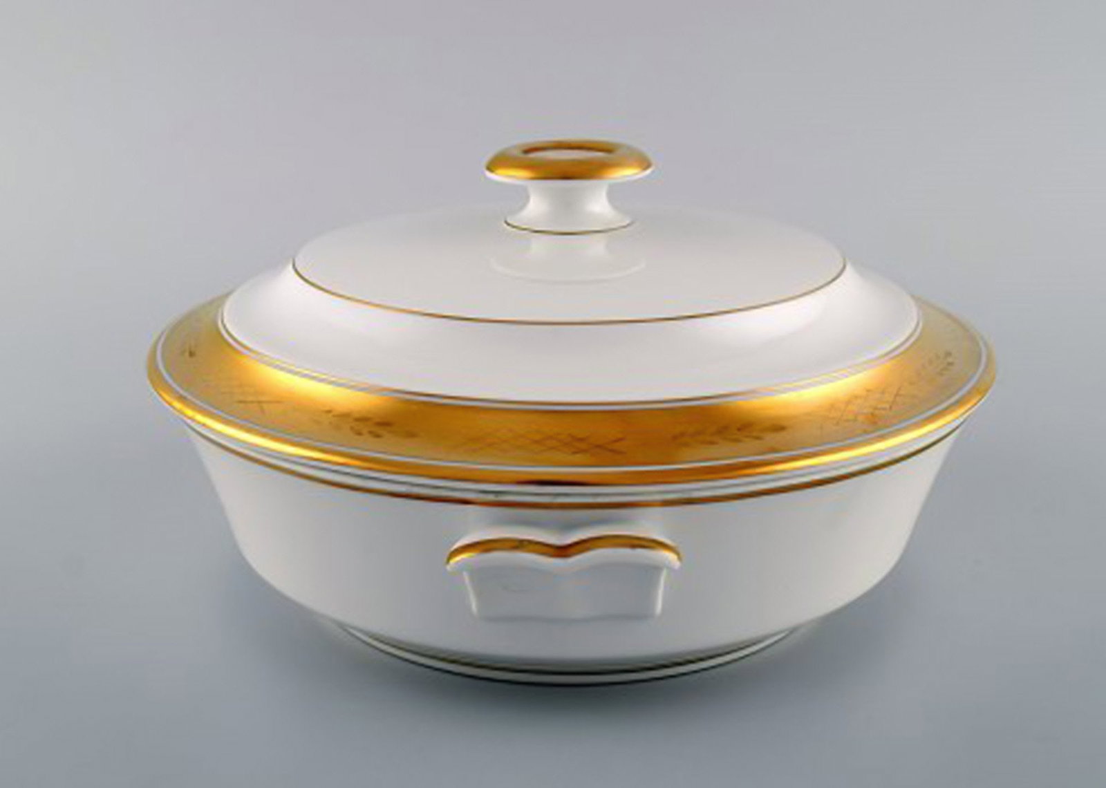 Royal Copenhagen Dagmar, White. Porcelain lidded tureen with gold edge. Model number 607/9575. - 5