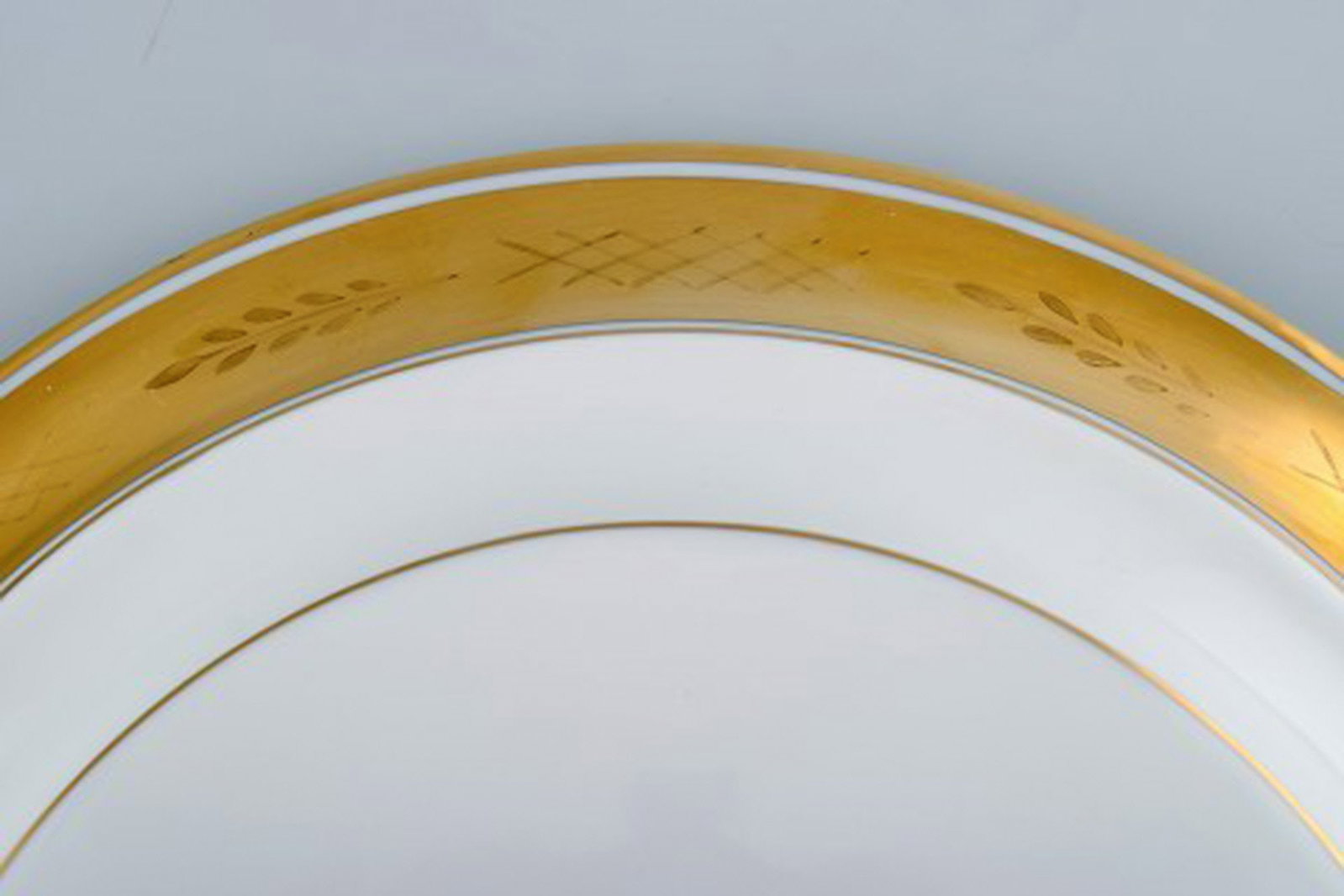 Royal Copenhagen Dagmar, White. Porcelain lidded tureen with gold edge. Model number 607/9575. - 6